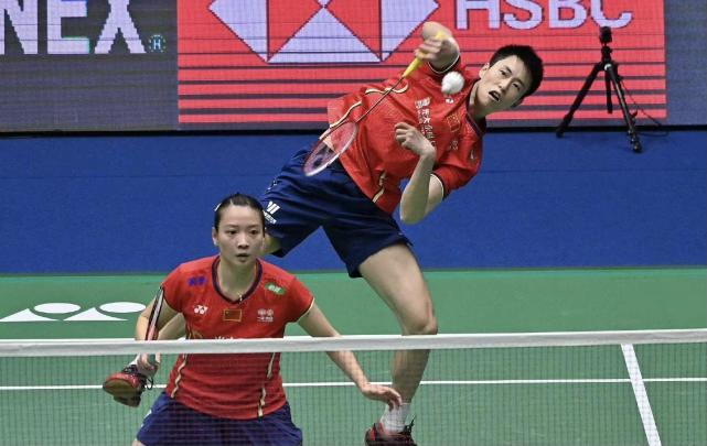 日本队力克中国队,黄鸭组合点燃赛场 日本队力克中国队,黄鸭组合点燃赛场