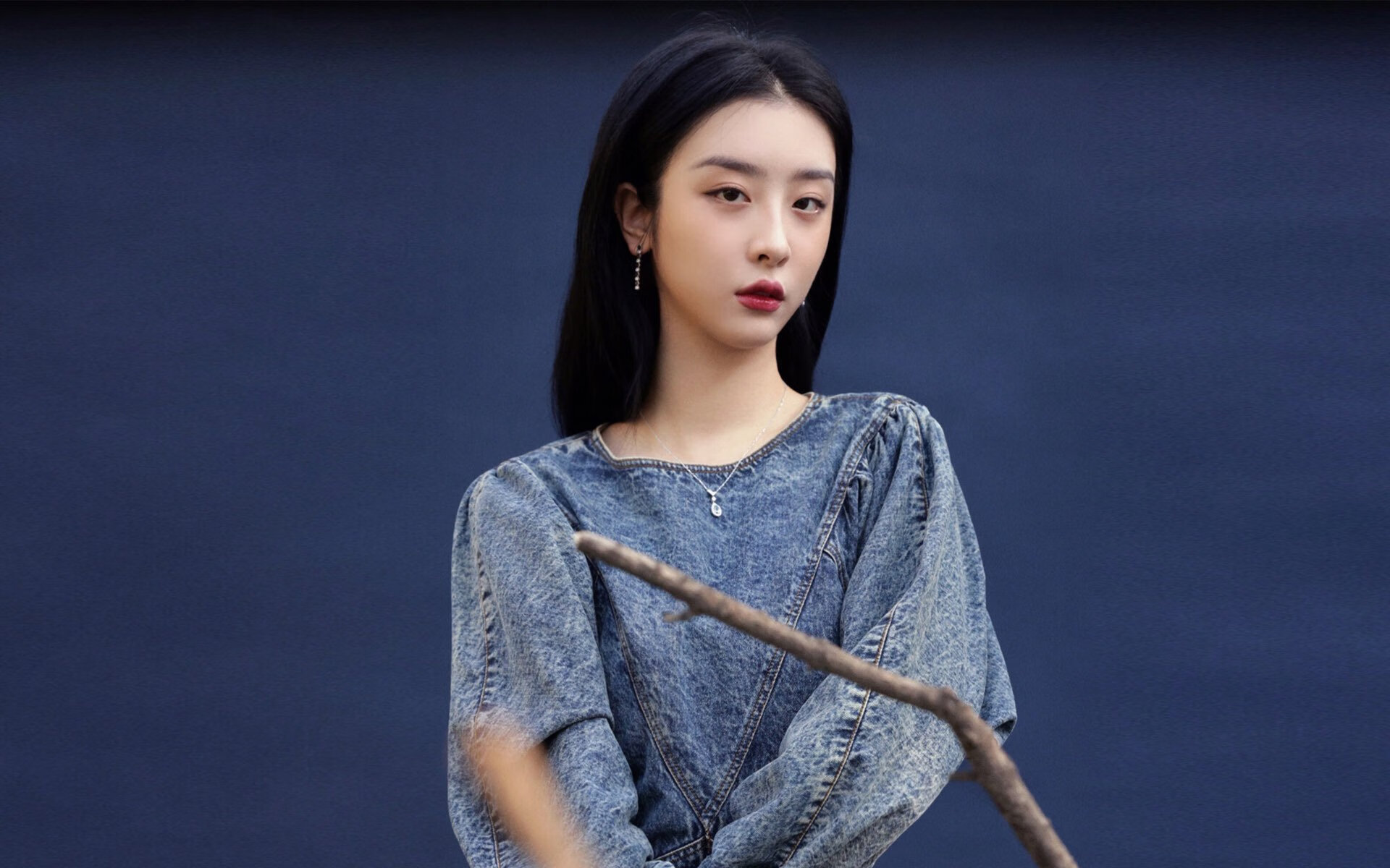 战袍之重,伊萨克于无声处听惊雷,以生涯之夜定义国家德比