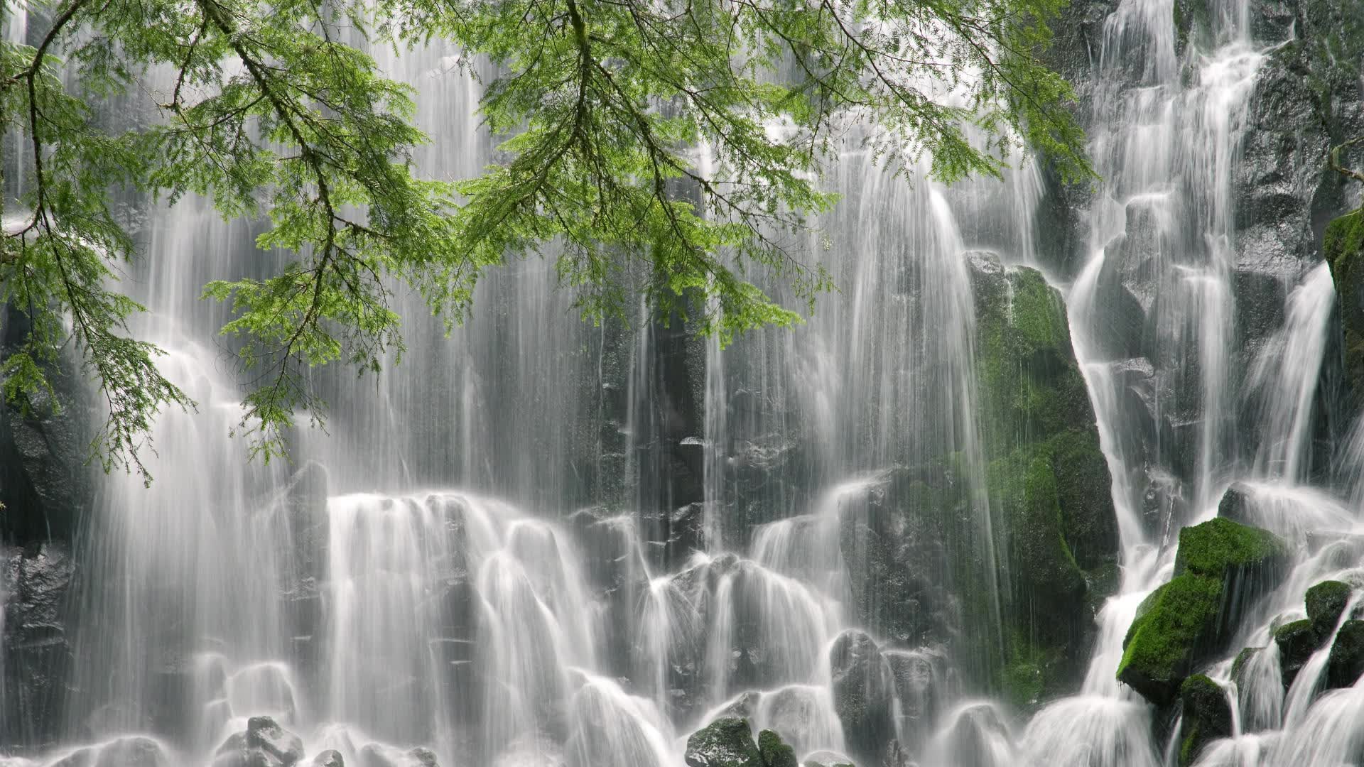 为了突出唯一性，我们将构建一个历史性的奇迹之夜，重点描写战术变革（中场控制）与个人英雄主义（哈基米）如何共同造就了这场冷门